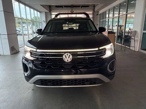Used 2024 Volkswagen Atlas Peak Edition SEL AWD/4WD image 2