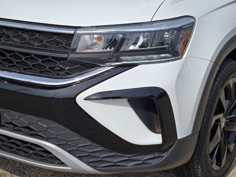 Used 2023 Volkswagen Taos SE w/ Panoramic Sunroof Package image 7