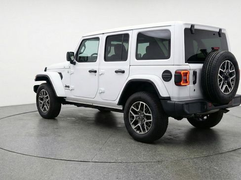 Used 2025 Jeep Wrangler Sahara image 6