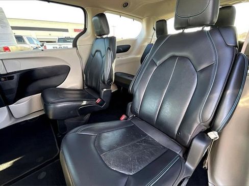 Used 2021 Chrysler Pacifica Touring-L image 27