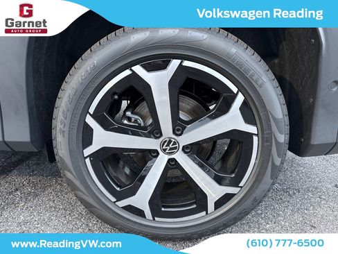 New 2025 Volkswagen Tiguan SE image 9