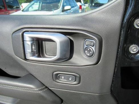 Used 2022 Jeep Wrangler Unlimited Sahara w/ LED Lighting Group AWD/4WD image 23
