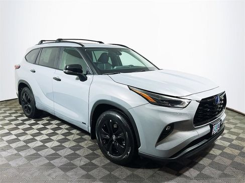 Certified 2024 Toyota Highlander XLE image 1