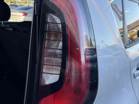 Used 2017 Kia Soul + FWD image 49