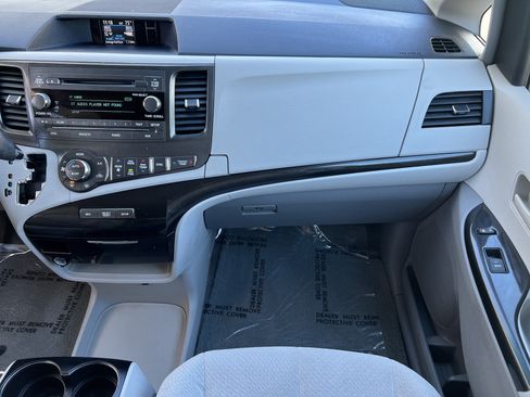 Used 2014 Toyota Sienna LE FWD image 30