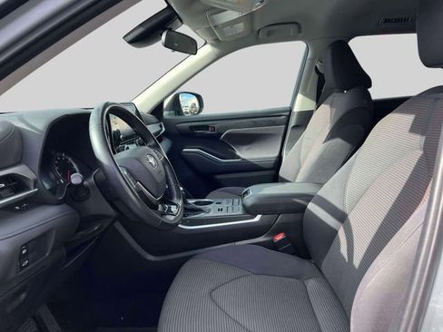 Used 2021 Toyota Highlander LE image 14