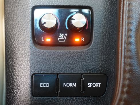 Used 2015 Toyota Avalon Limited w/ Technology Package FWD image 24