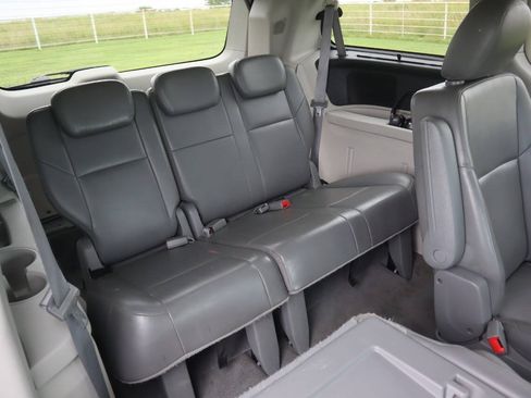 Used 2010 Volkswagen Routan SE FWD image 16