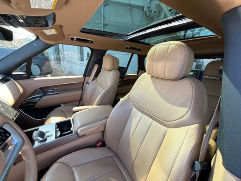 Used 2025 Land Rover Range Rover SE image 9