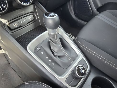 Used 2025 Hyundai Venue SEL image 18