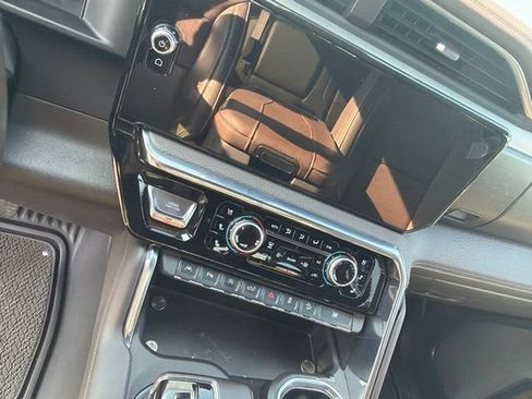 Used 2023 GMC Sierra 1500 Denali w/ Technology Package AWD/4WD image 8