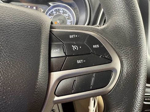 Used 2020 Jeep Cherokee Latitude w/ Advanced Safety Group FWD image 17