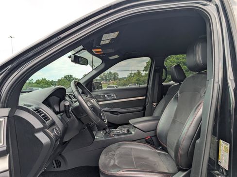Used 2018 Ford Explorer XLT w/ Equipment Group 202A AWD/4WD image 13