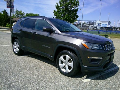 Used 2019 Jeep Compass Latitude w/ Popular Equipment Group AWD/4WD image 5
