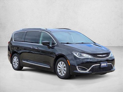 Used 2019 Chrysler Pacifica Touring-L FWD image 3
