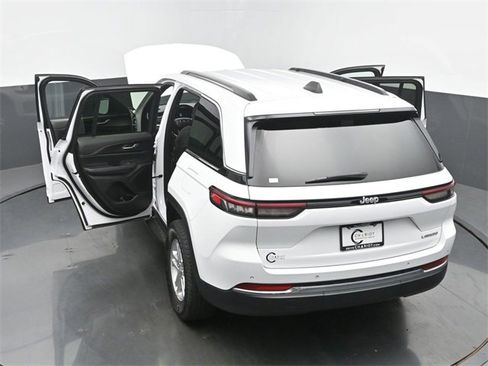 Used 2024 Jeep Grand Cherokee Laredo image 64