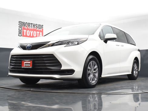 Used 2024 Toyota Sienna LE image 32