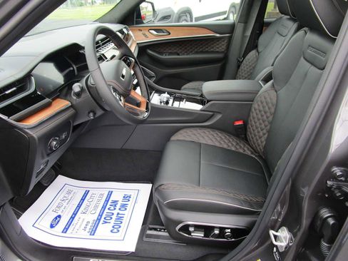 New 2025 Jeep Grand Cherokee Summit image 18