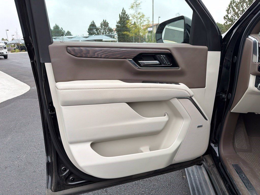 Used 2025 GMC Yukon Denali w/ Denali Reserve Package AWD/4WD image 9