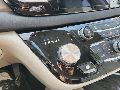Used 2018 Chrysler Pacifica Touring-L w/ Premium Audio Group FWD image 8