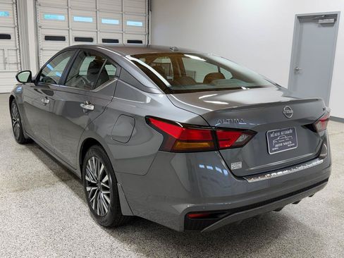 Used 2023 Nissan Altima 2.5 SV FWD image 2