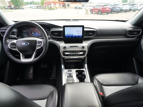 Used 2023 Ford Explorer XLT w/ Equipment Group 202A AWD/4WD image 29