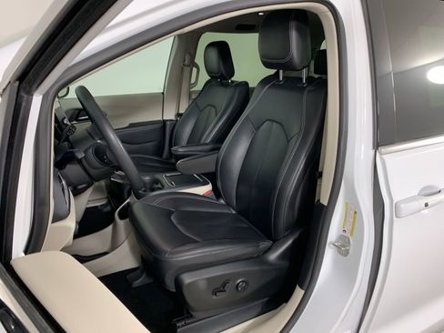 Used 2024 Chrysler Pacifica Touring-L image 29