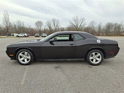 Used 2014 Dodge Challenger SXT image 6