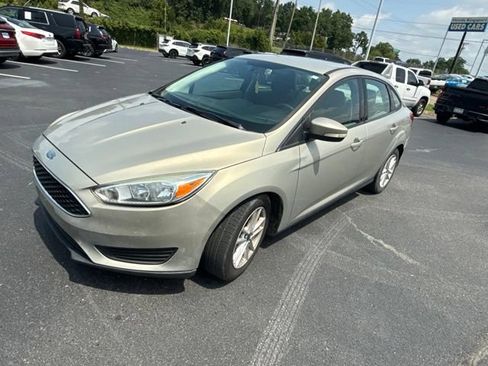Used 2015 Ford Focus SE FWD image 2