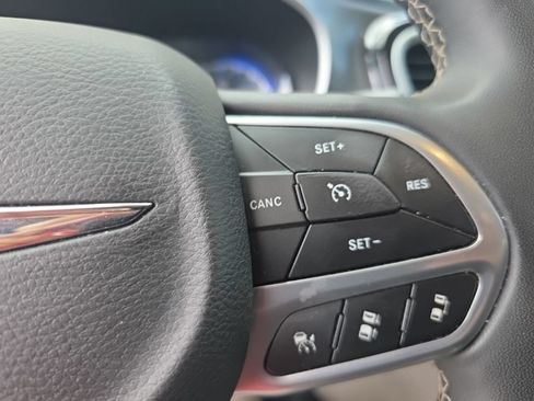Used 2023 Chrysler Pacifica Touring-L FWD image 12