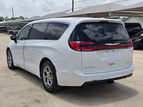 Used 2024 Chrysler Pacifica Limited w/ Uconnect Theater Family Group FWD image 5