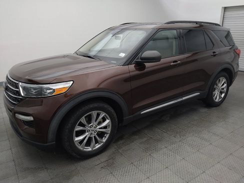 Used 2020 Ford Explorer XLT w/ Equipment Group 202A RWD image 2