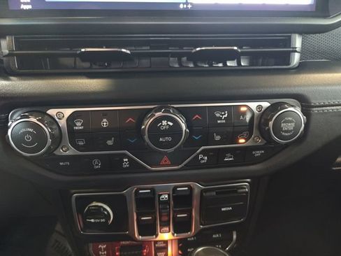 Used 2025 Jeep Gladiator Rubicon AWD/4WD image 17