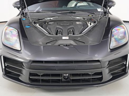 Used 2024 Porsche Panamera image 8