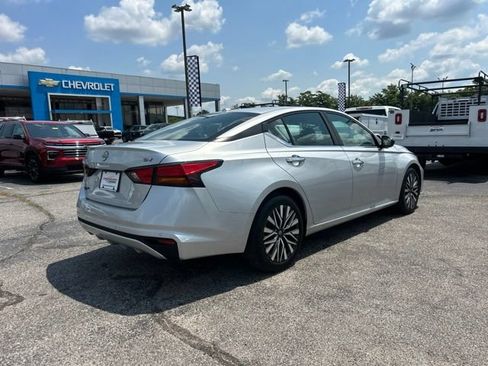 Used 2024 Nissan Altima 2.5 SV FWD image 3