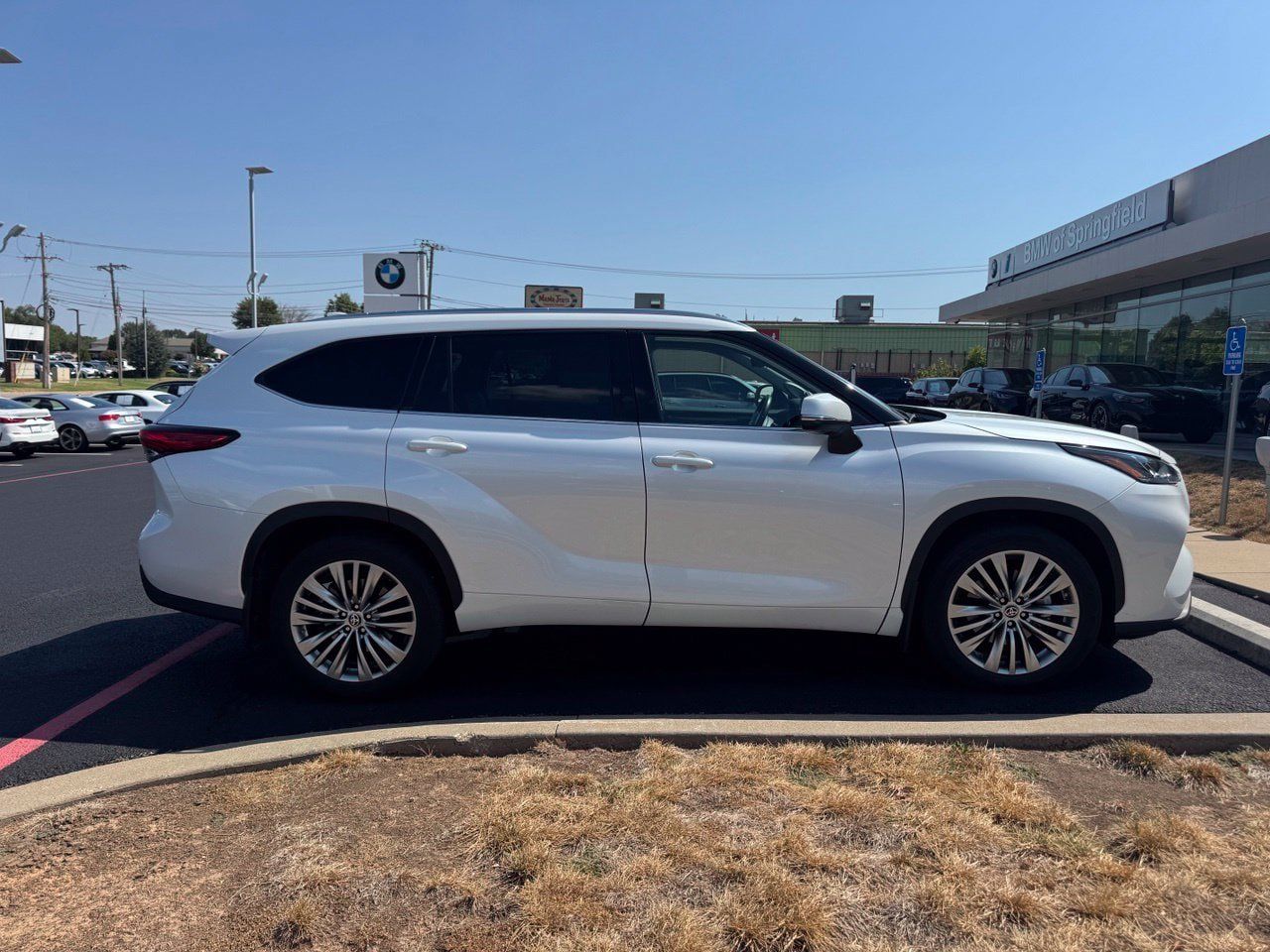 Used 2022 Toyota Highlander Platinum AWD/4WD image 1