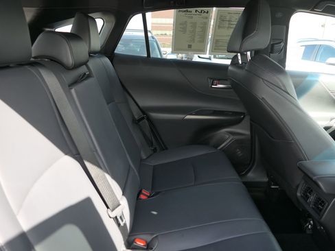 Used 2024 Toyota Venza XLE image 29