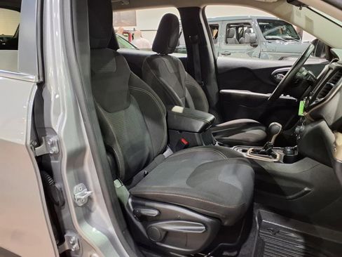 Certified 2016 Jeep Cherokee Latitude w/ Cold Weather Group image 11