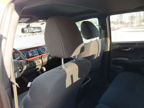 Used 2017 Toyota Tacoma TRD Sport image 13