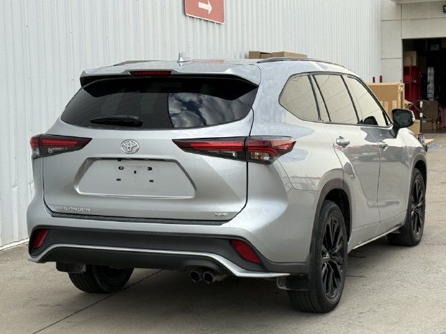 Used 2024 Toyota Highlander XSE FWD image 4