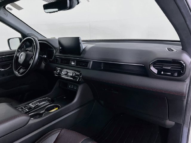 Used 2025 Honda Pilot Black Edition image 31