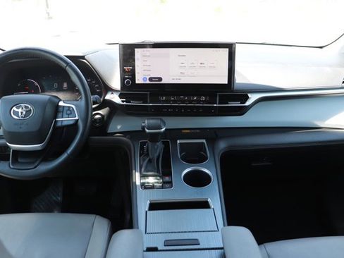 Used 2025 Toyota Sienna XLE FWD image 16