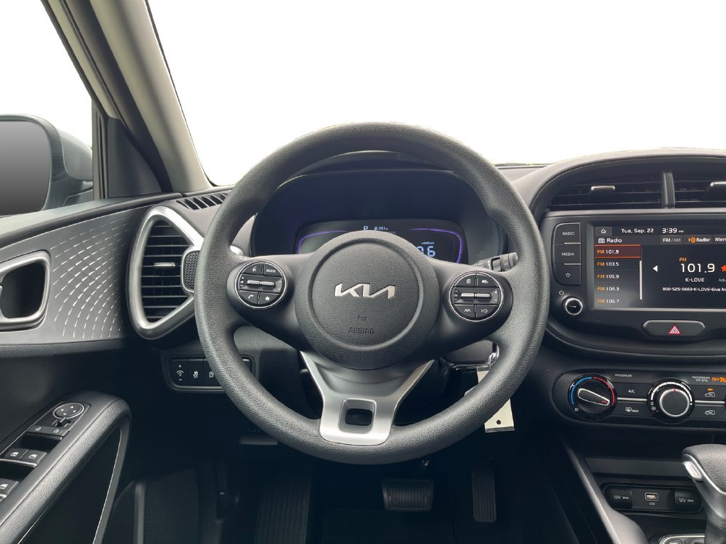 Used 2025 Kia Soul LX w/ LX Technology Package FWD image 12