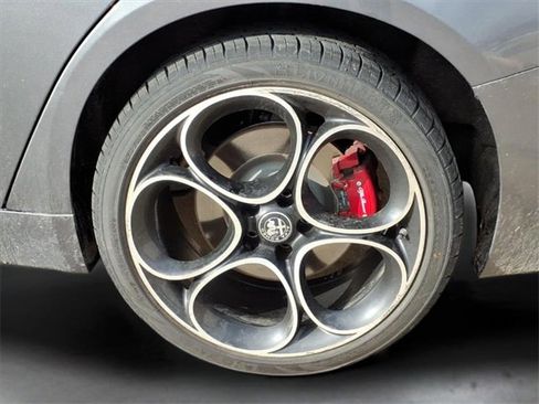 Used 2023 Alfa Romeo Giulia Veloce image 31