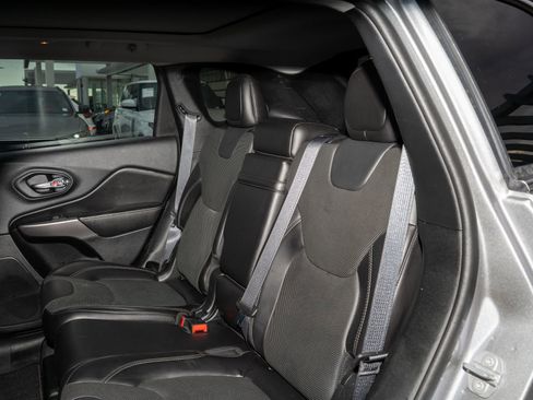 Used 2019 Jeep Cherokee Limited w/ Luxury Group image 17