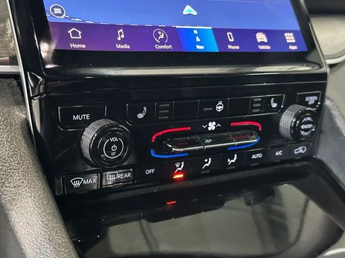 Used 2023 Jeep Grand Cherokee Limited w/ Black Appearance Package image 24