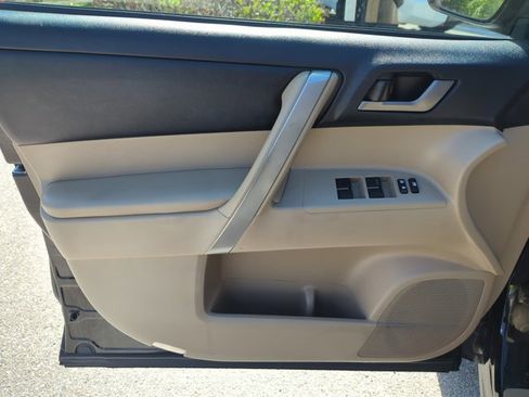 Used 2013 Toyota Highlander SE image 10