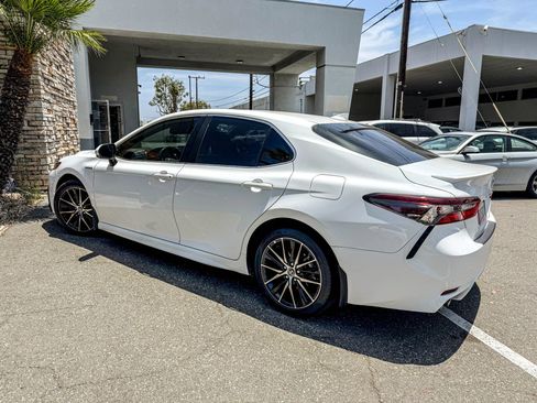 Used 2021 Toyota Camry SE w/ Audio Upgrade Package FWD image 3