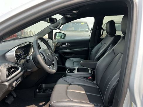 Used 2026 Chrysler Pacifica Select FWD image 14