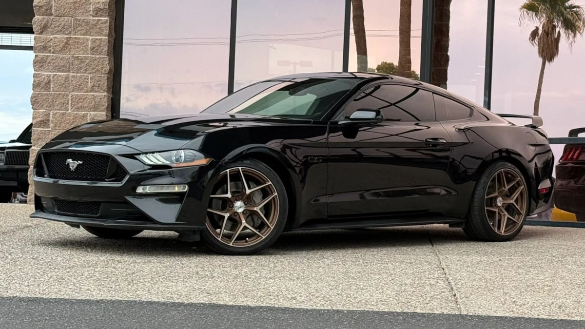 Used 2019 Ford Mustang GT RWD image 3